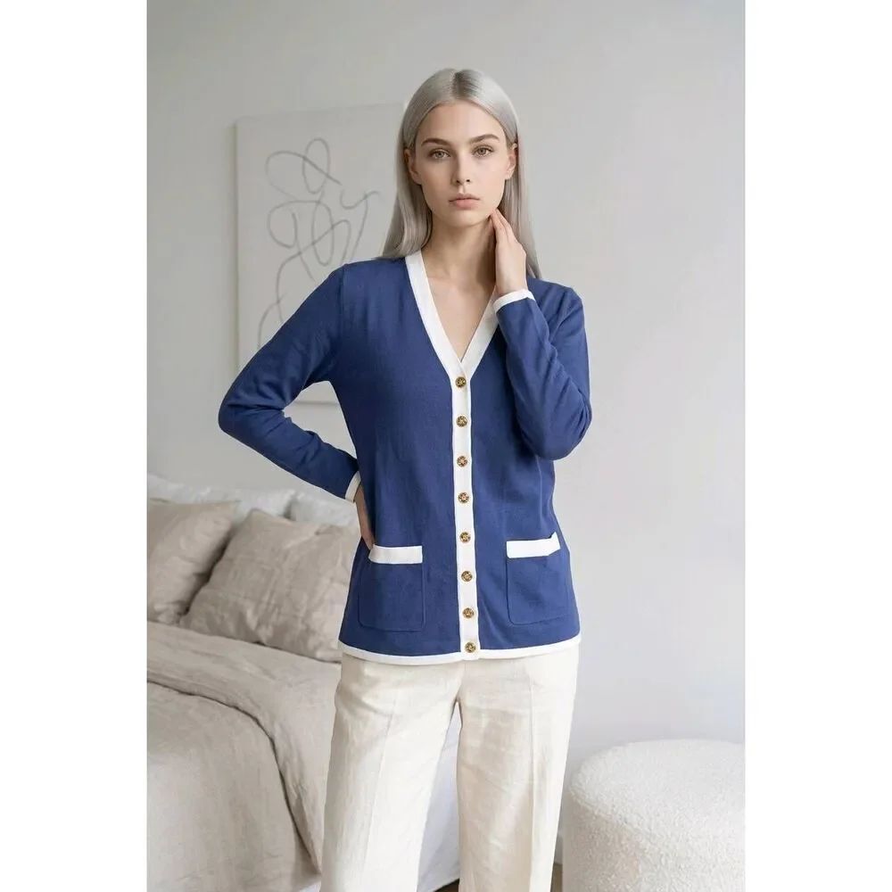 🔹️Bloomingdale's Blue & Cream Deep Vneck Sweater Small